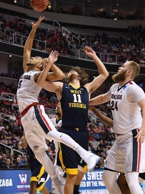 Gonzaga Bulldogs guard Nigel Williams-Goss (5) shoots against West Virginia Mountaineers forward Nathan Adrian (11) during the first half in the semifinals of the West Regional of the 2017 NCAA Tournament at SAP Center.