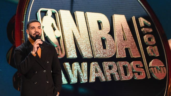 Drake speaks on stage during the 2017 NBA Awards.
