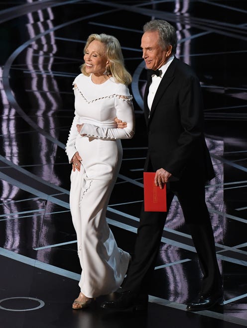 2017 gave us an Oscar moment the Academy wishes we ’ d all forget: " La La Land " was accidentally awarded best picture. (In actuality, " Moonlight " won.) Here ' s how it went down when Faye Dunaway and Warren Beatty walked onstage to present the best picture award at the 89th annual Oscars.