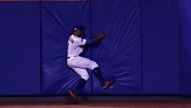 NL wild-card game: Mets center fielder Curtis Granderson makes a spectacular catch to rob Giants' Brandon Belt of an extra-base hit in the fifth inning.