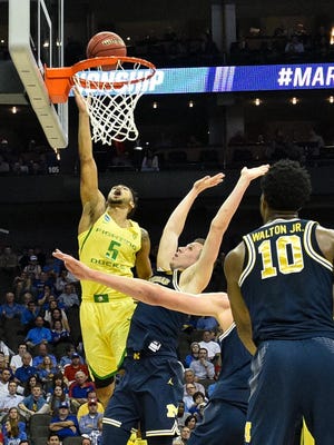 Oregon Ducks guard Tyler Dorsey (5) shoots as Michigan Wolverines guard Duncan Robinson (22) defends during the first half in the semifinals of the midwest Regional of the 2017 NCAA tournament at Sprint Center.