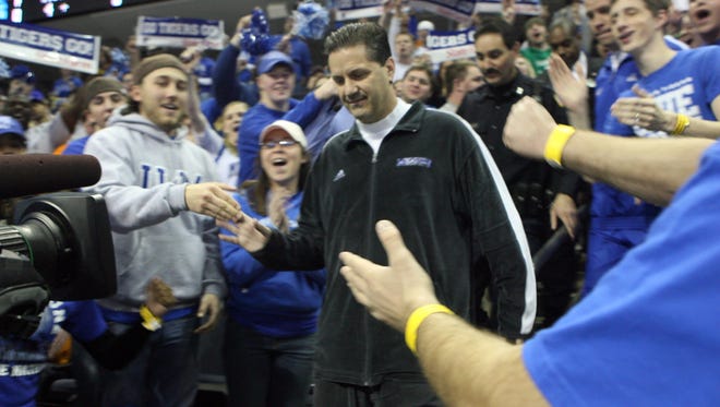 February 23, 2008 - Memphis Head Coach John Calipari is cheered by fans as he walks to the floor at the FedEx Forum  Saturday morning during the ESPN College Game Day Show for the University of Memphis game with University of Tennessee.