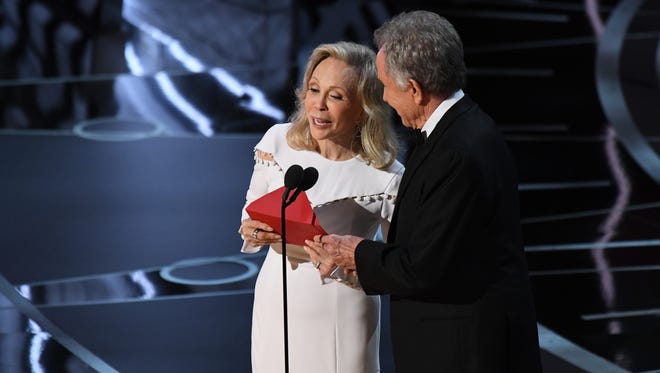 Beatty hands the envelope to Dunaway, who announces that " La La Land " is the best picture winner.