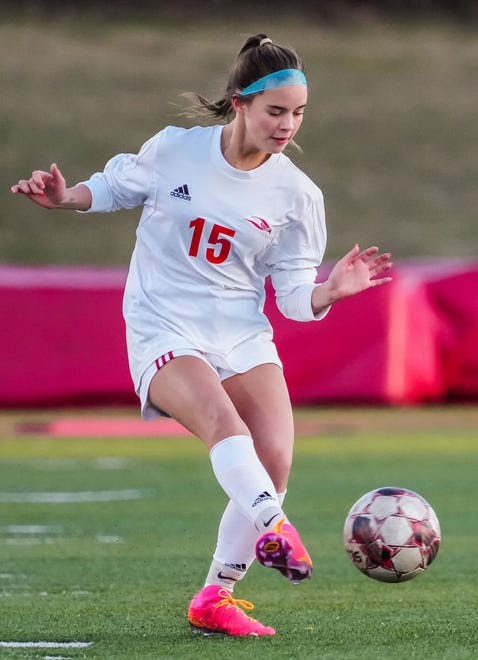 Arrowhead's Lyla Birkenstock (15) makes a pass during the match at Pewaukee, Friday, April 12, 2024.