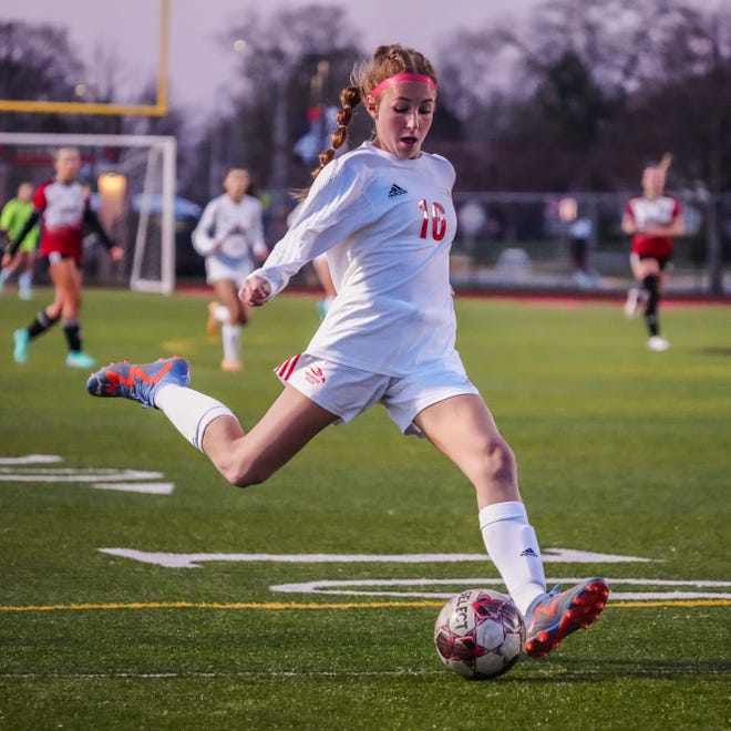 Arrowhead's Audrey Willoughby (16) races in for a shot on goal during the match at Pewaukee, Friday, April 12, 2024.