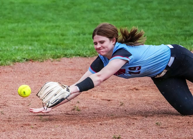 Arrowhead shortstop Jaclyn Showalter (19) can't reach a line drive during the game at home against Oconomowoc, Tuesday, April 16, 2024.