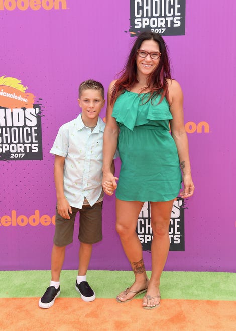 UFC fighter Cat Zingano and son Brayden attend the Nickelodeon Kids ' Choice Sports Awards in 2017.